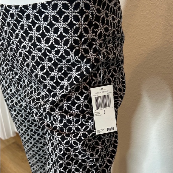 Premise Stylish Black and White Women's stretch cropped Pants - Picture 4 of 9